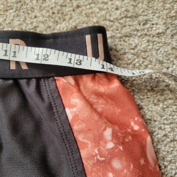 Under Armour Loose Heatgear Shorts sz M - Like New - Picture 4 of 5